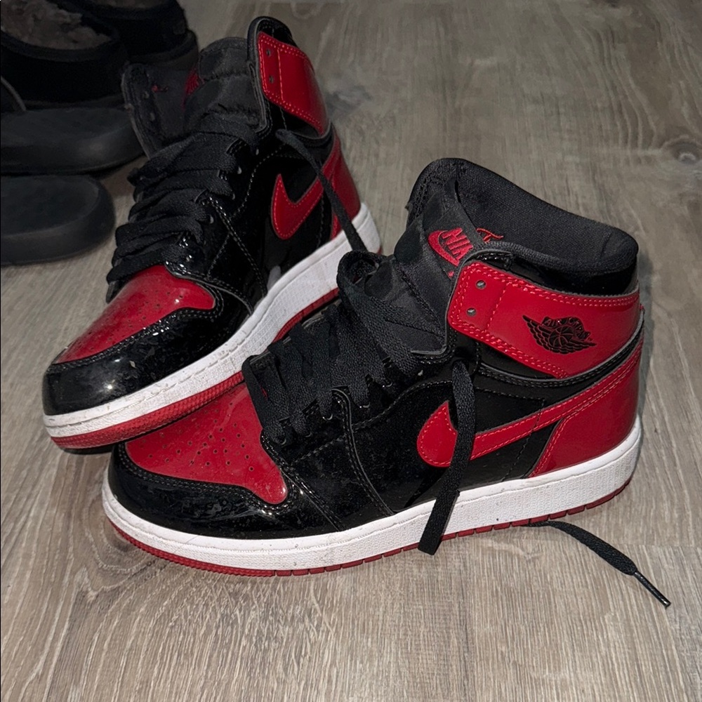 Nike Women Size 8 - Black and Red
